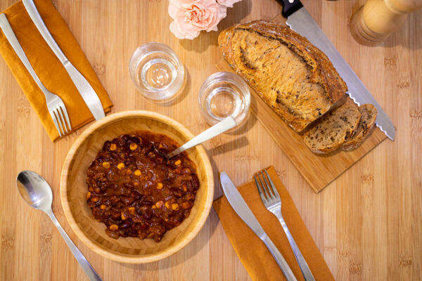Savourez l’instant présent avec notre chili con carne, un plat généreux et convivial qui réunit épices authentiques et bien-être.