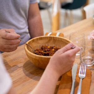 Savourez l’instant présent avec notre chili sin carne, un plat généreux et convivial qui réunit épices authentiques et bien-être.