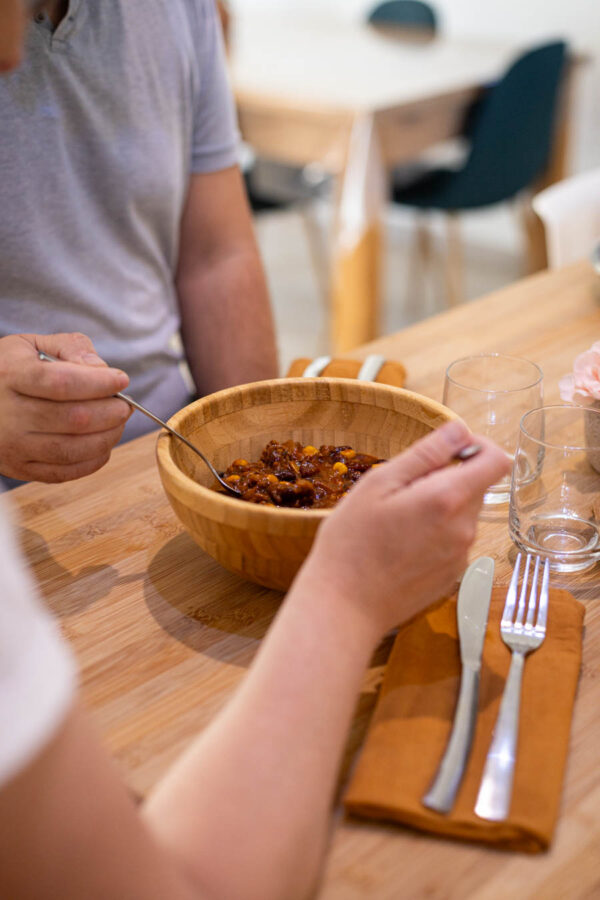 Savourez l’instant présent avec notre chili sin carne, un plat généreux et convivial qui réunit épices authentiques et bien-être.
