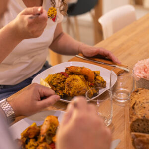 Savourez l’instant présent avec notre paëlla, un plat généreux et convivial qui réunit saveurs authentiques et bien-être.