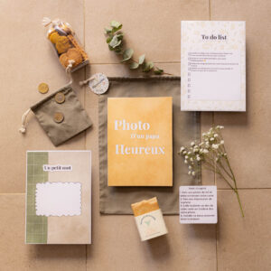 Kit maternité pour papa ou co-parent : pochon vert sauge, mini pochon pour monnaie, biscuits artisanaux, savon naturel, deux cartes artisanales – créations locales de l’Hérault.