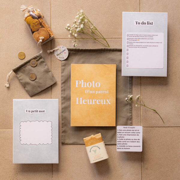 Kit maternité pour papa ou co-parent : pochon vert sauge, mini pochon pour monnaie, biscuits artisanaux, savon naturel, deux cartes artisanales – créations locales de l’Hérault.