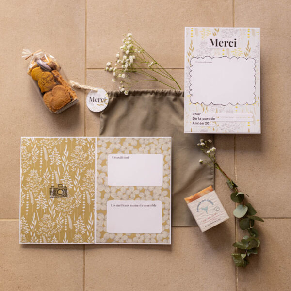 Kit de remerciements 100% local composé d’un pochon vert sauge, de biscuits artisanaux, d’un savon naturel et d’une carte de remerciement personnalisable, tous réalisés par des créateurs de l’Hérault.