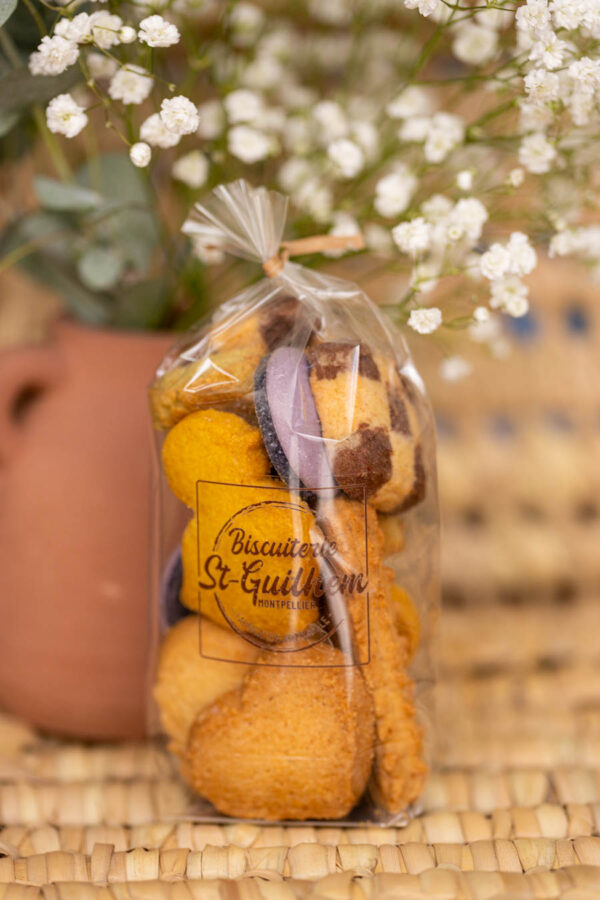 Sachet de biscuits artisanaux fabriqués à Montpellier par la Biscuiterie Saint Guilhem, confectionnés avec des ingrédients locaux de l’Hérault.