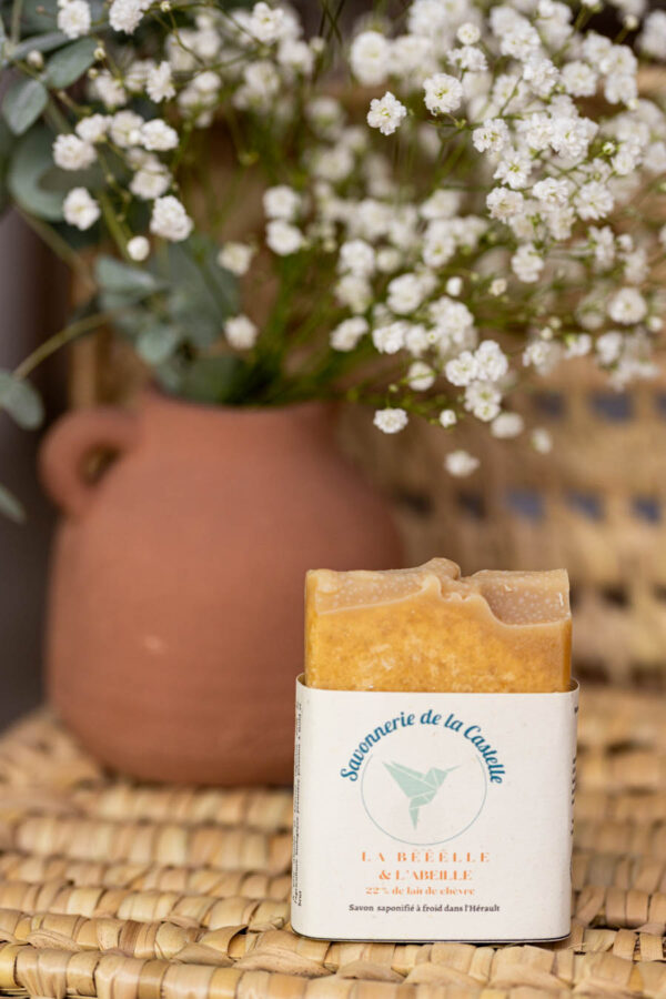 Savon artisanal surgras saponifié à froid « La Bêêêlle et l’Abeille », fabriqué à la main par la Savonnerie de la Castelle avec du lait de chèvre et du miel, à partir d’ingrédients naturels de l’Hérault.
