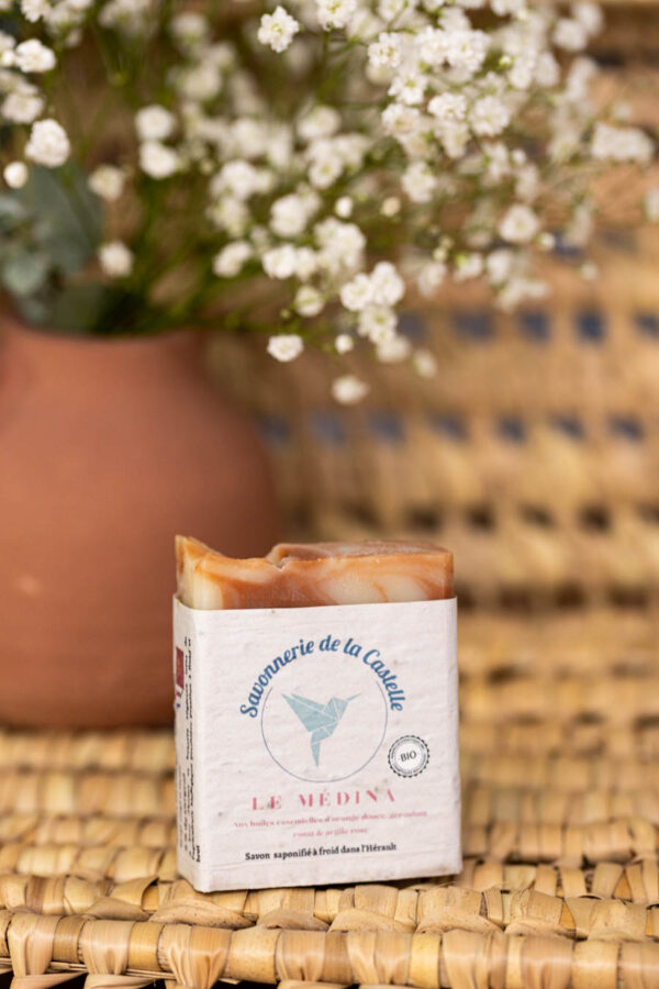 Savon artisanal surgras saponifié à froid « Le Médina » aux huiles essentielles, fabriqué à la main par la Savonnerie de la Castelle avec des ingrédients naturels de l’Hérault.