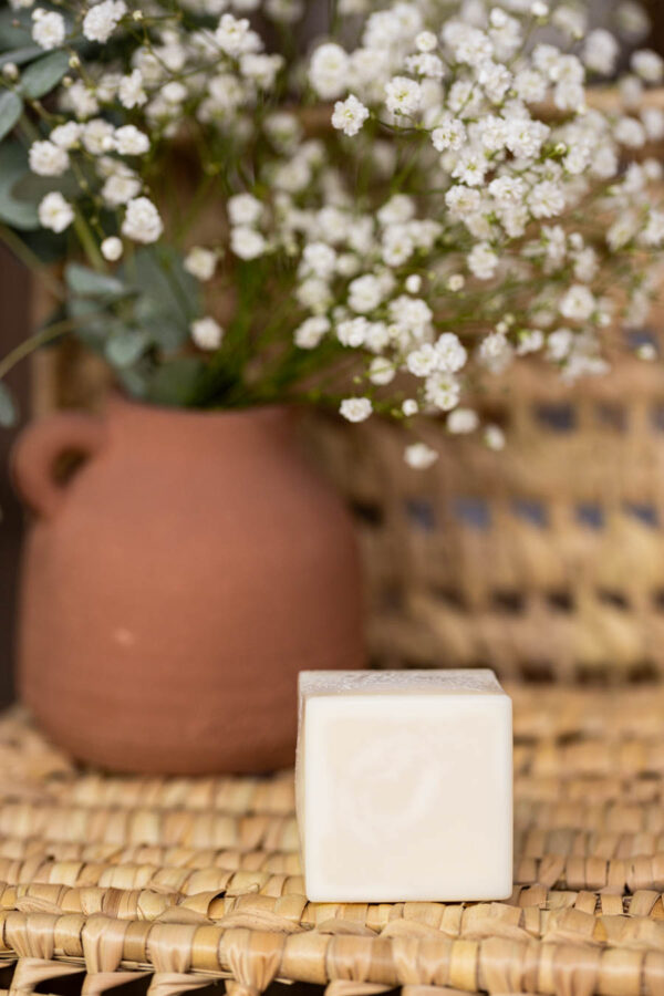 Savon détachant artisanal saponifié à froid, fabriqué à la main par la Savonnerie de la Castelle avec des ingrédients naturels de l’Hérault.