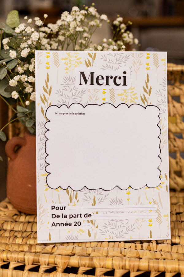 Carte de remerciement artisanale à personnaliser avec la création de l’enfant et un message, fabriquée à la main par une créatrice de l’Hérault.