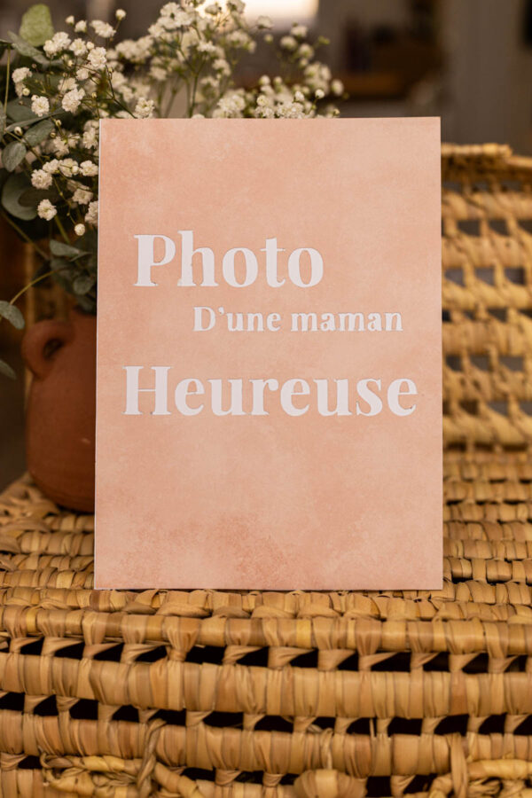 Recto de la carte maternité « Photo d’une maman heureuse », illustrée par La Baleine qui embosse, Montpellier, Hérault.