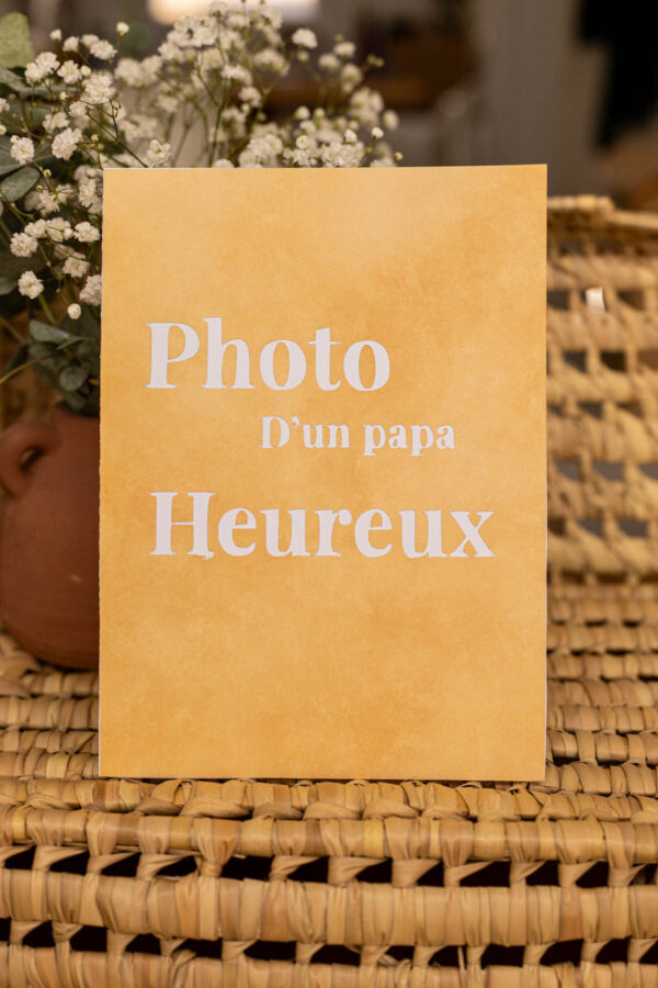 Recto de la carte maternité « Photo d’un papa heureux », illustrée par La Baleine qui embosse, Montpellier, Hérault.