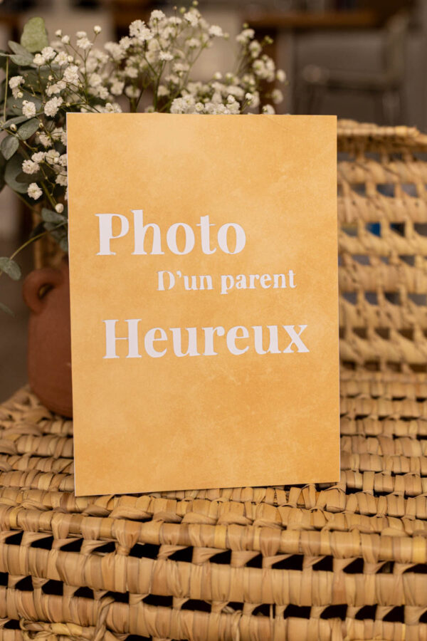 Recto de la carte maternité « Photo d’un parent heureux », illustrée par La Baleine qui embosse, Montpellier, Hérault.