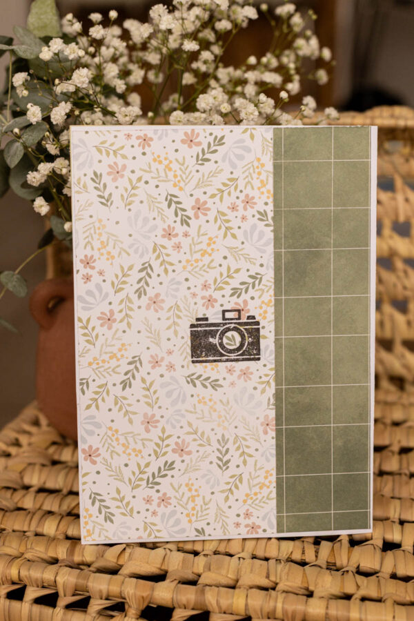 Verso de la carte maternité artisanale avec un emplacement libre pour coller la photo, fabriquée à la main par une créatrice de l’Hérault.