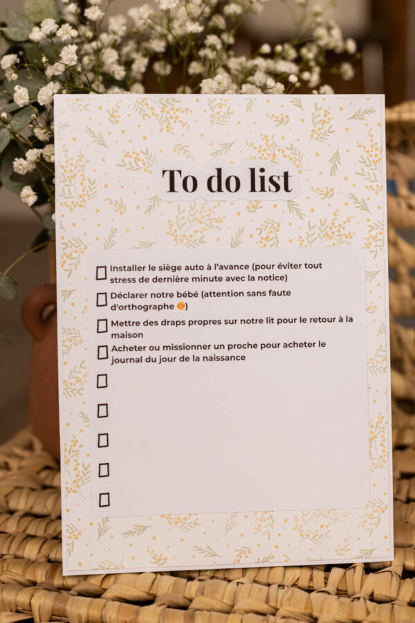 Verso de la carte maternité papa ou co-parent artisanale avec une to-do list à compléter par la future maman, fabriquée à la main par une créatrice de l’Hérault.