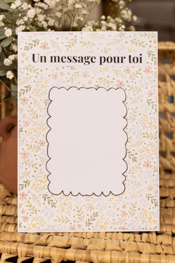 Recto de la carte maternité maman artisanale à personnaliser, avec la possibilité d’ajouter un message pour la future maman, fabriquée à la main par une créatrice de l’Hérault.