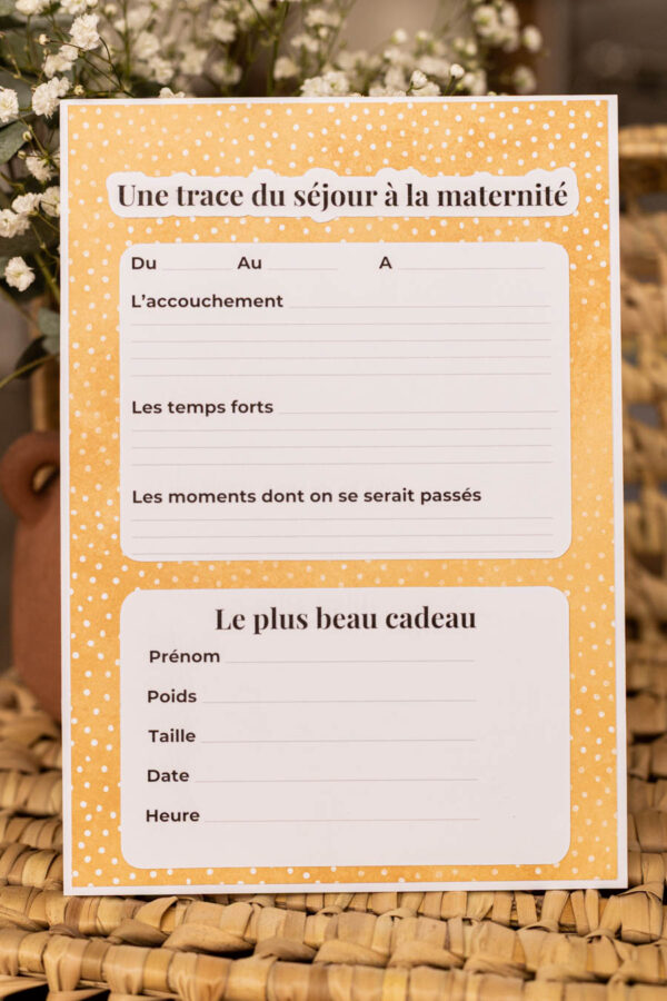 Verso de la carte maternité maman artisanale retraçant le séjour à la maternité, à compléter par les jeunes parents eux-mêmes, fabriquée à la main par une créatrice de l’Hérault.