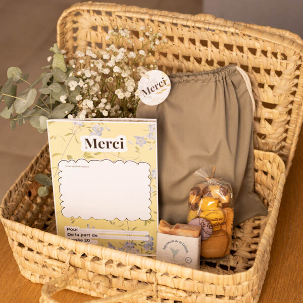 Vue d’ensemble du kit de remerciements présenté dans une valisette décorative (non incluse) : pochon vert sauge, biscuits artisanaux, savon, et carte de remerciement, tous réalisés par des créateurs de l’Hérault.