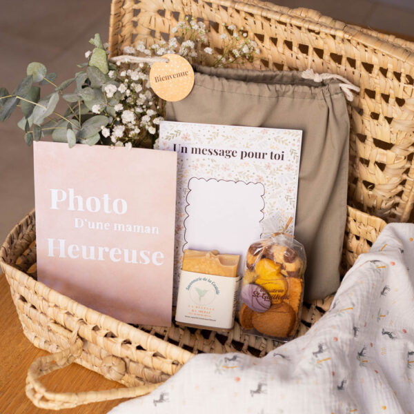 Vue d’ensemble du kit maternité maman présenté dans une valisette décorative (non incluse) : pochon vert sauge, biscuits artisanaux, savon, et deux cartes artisanales, tous réalisés par des créateurs de l’Hérault.