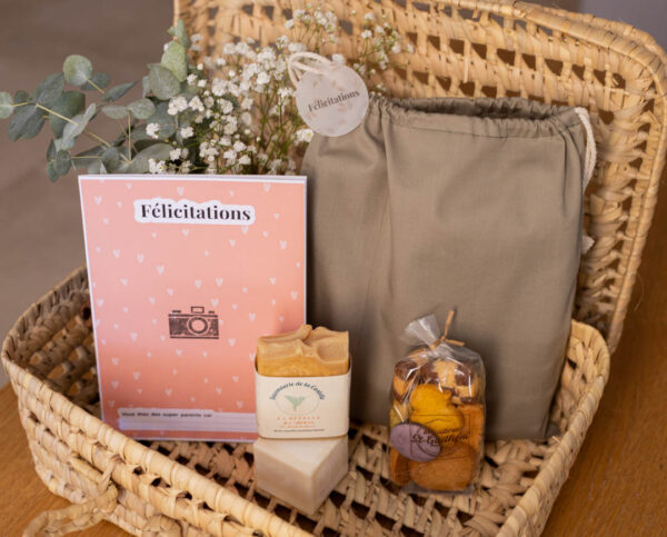 Vue d’ensemble du kit de félicitations jeunes parents Mon Petit Moment présenté dans une valisette décorative (non incluse) : pochon vert sauge, biscuits artisanaux, savon naturel, savon détachant et carte de félicitations, tous réalisés par des créateurs de l’Hérault.