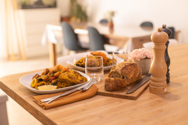 Savourez chaque grain de riz et chaque ingrédient coloré de notre paëlla, un plat généreux et convivial qui invite à la découverte des saveurs authentiques et au plaisir du partage.