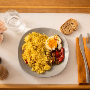 Savourez l’instant présent avec notre chakchouka, un plat végétarien coloré et parfumé qui célèbre la convivialité et la simplicité des saveurs du Maghreb.